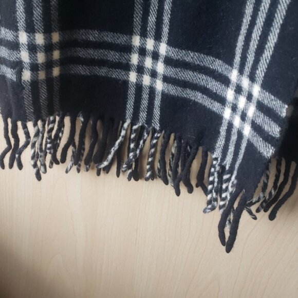 East Boy Lambswool Bla k and White S arf - Picture 2 of 4